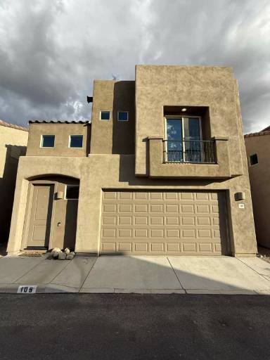 Main picture of 109 S Crown Plz