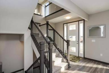 Main picture of 32 Hummingbird Ln