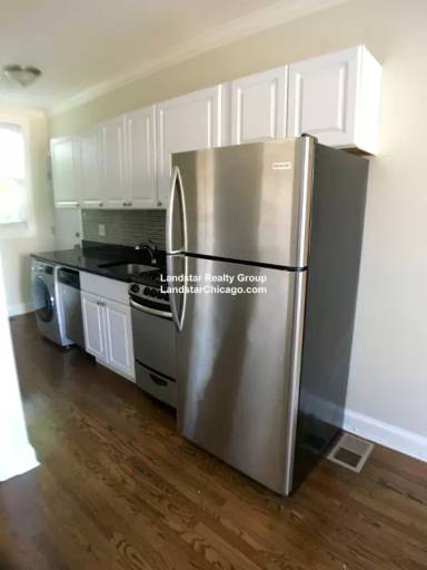 Main picture of 646 W Roscoe St