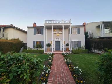 Main picture of 1277 S Beverly Glen Blvd