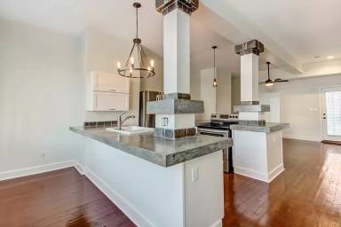 Main picture of 307 W Henry St