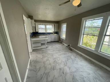 Main picture of 201 E 6th St