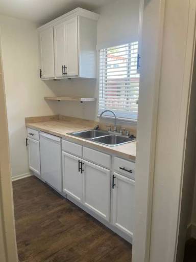 Main picture of 220 Bay St