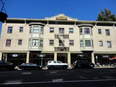 Main picture of 729 E Burnside St
