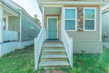 Main picture of 1400-1418 Maple St