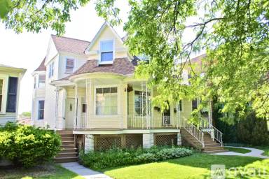 Main picture of 5521 W Higgins Ave