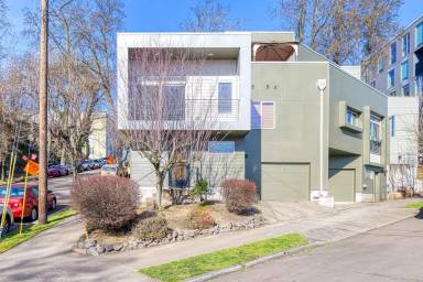 Main picture of 3220 N Michigan Ave