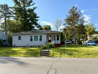 Main picture of 1600 E 2nd St