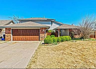 Main picture of 1300 SW 106th Pl