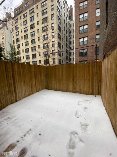 Main picture of 226 E 74th St