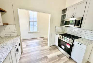 Main picture of 1121 Essex St