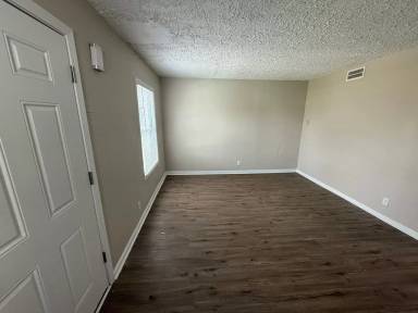 Main picture of 20531 Moenart St