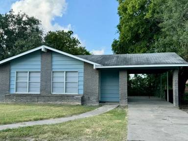 Main picture of 910 E Petaluma Blvd