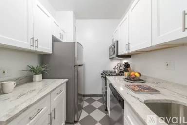 Main picture of 111 E 80th St