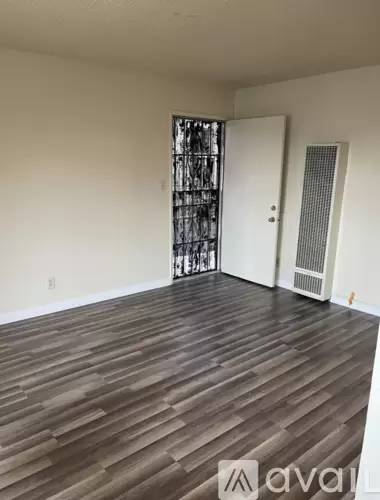 Main picture of 916 W 84th St