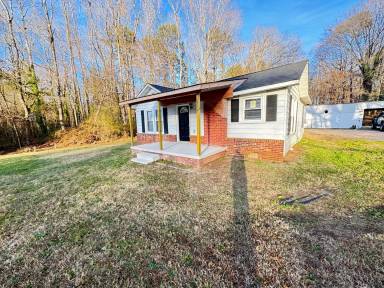 Main picture of 1714 Enochville Rd