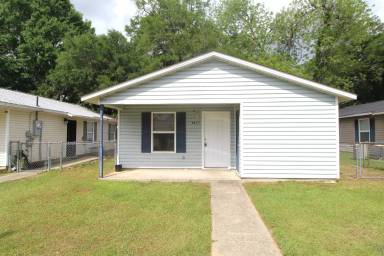 Main picture of 8437 Cherry Ave