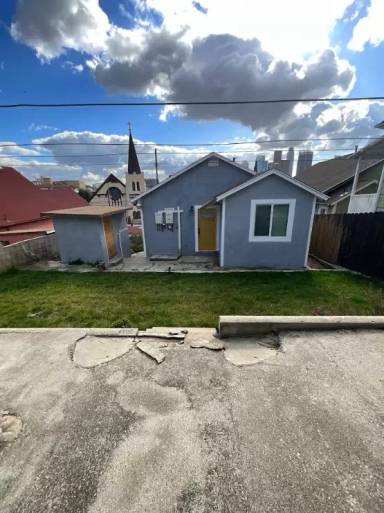 Main picture of 723 Alpine St