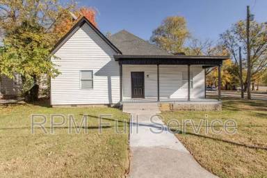 Main picture of 1002 N Maple St