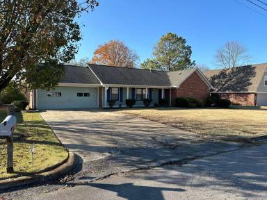 Main picture of 2308 Lynette Cir
