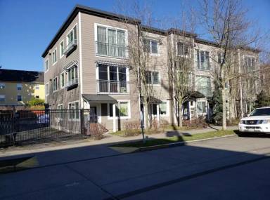 Main picture of 1220 E Columbia St