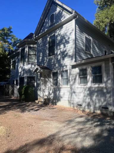 Main picture of 430 Uren St