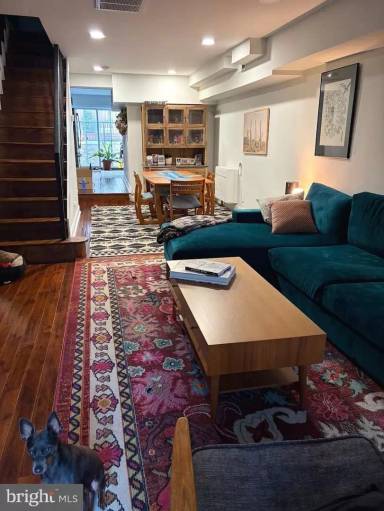 Main picture of 2220 Fleet St