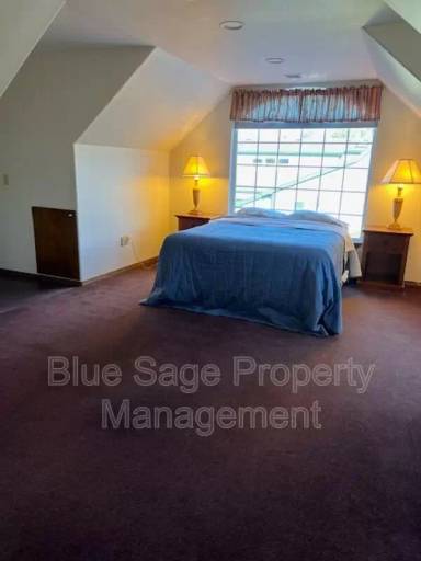 Main picture of 805 E 8th St