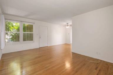 Main picture of 2001 N Beachwood Dr