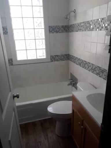 Main picture of 221 E 6th St