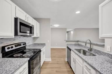 Main picture of 889 N Matthews Rd