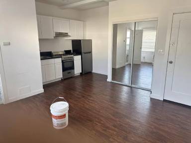 Main picture of 5115 Melrose Ave