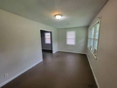 Main picture of 2111 Dyer St