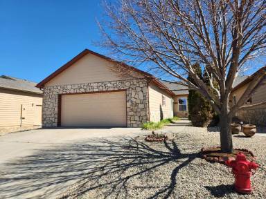 Main picture of 584 School House Dr