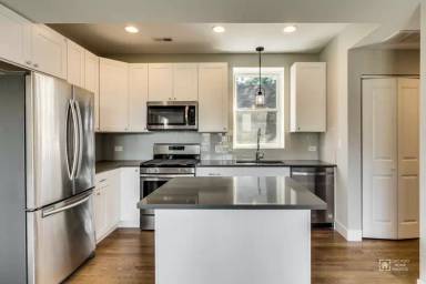 Main picture of 3565 W Wolfram St