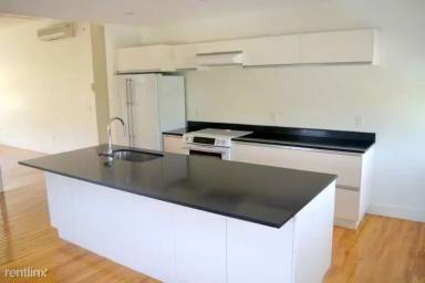 Main picture of 625 Roosevelt Ave