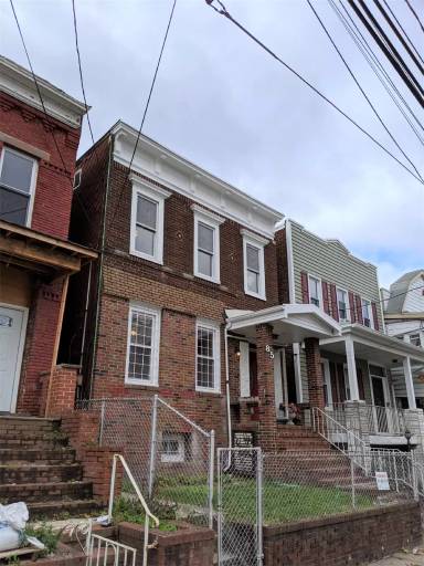 Main picture of 85 Woodlawn Ave