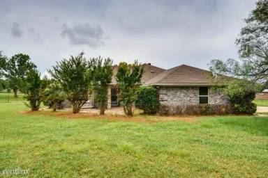 Main picture of 201 Live Oak Ln