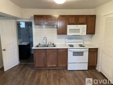 Main picture of 909 S College St