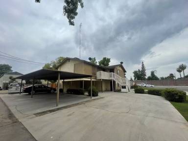 Main picture of 2400 Bay St