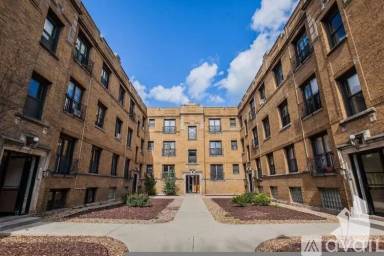 Main picture of 724 W Roscoe St