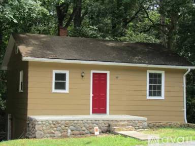 Main picture of 944 E Main St