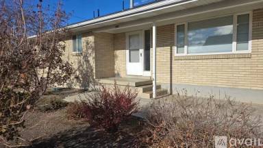 Main picture of 905 E Charlton Cir