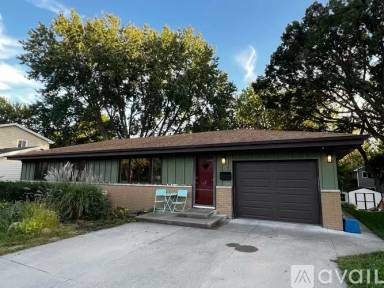 Main picture of 1720 49th Ave NE
