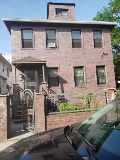 Main picture of 1937 82nd St