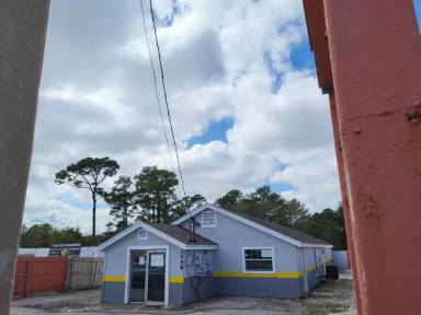 Main picture of 1048 N US Highway 17 92