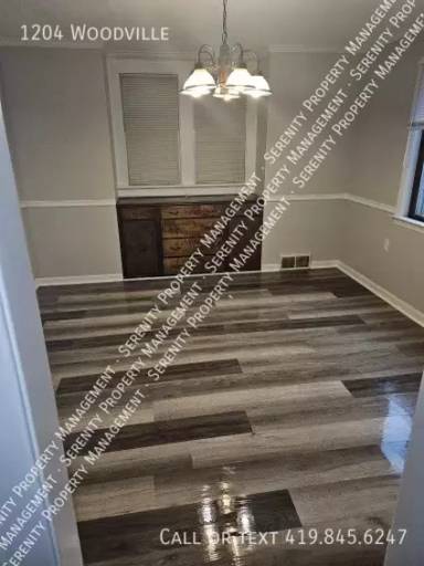 Main picture of 1204 Woodville Rd