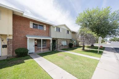 Main picture of 15 E Carter Dr