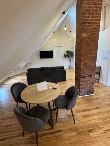 Main picture of 912 Bank St