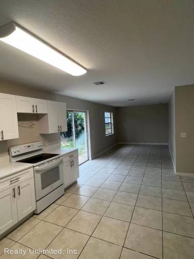 Main picture of 1 SE Mead Pl